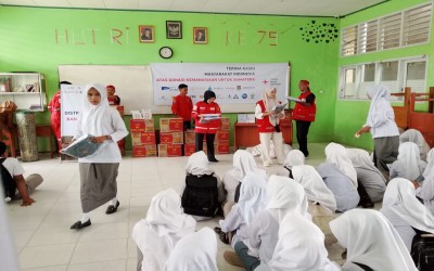 PMI Agam Distribusikan Bantuan Untuk 67 Siswa SMAN 1 Tanjung Raya Korban Bencana